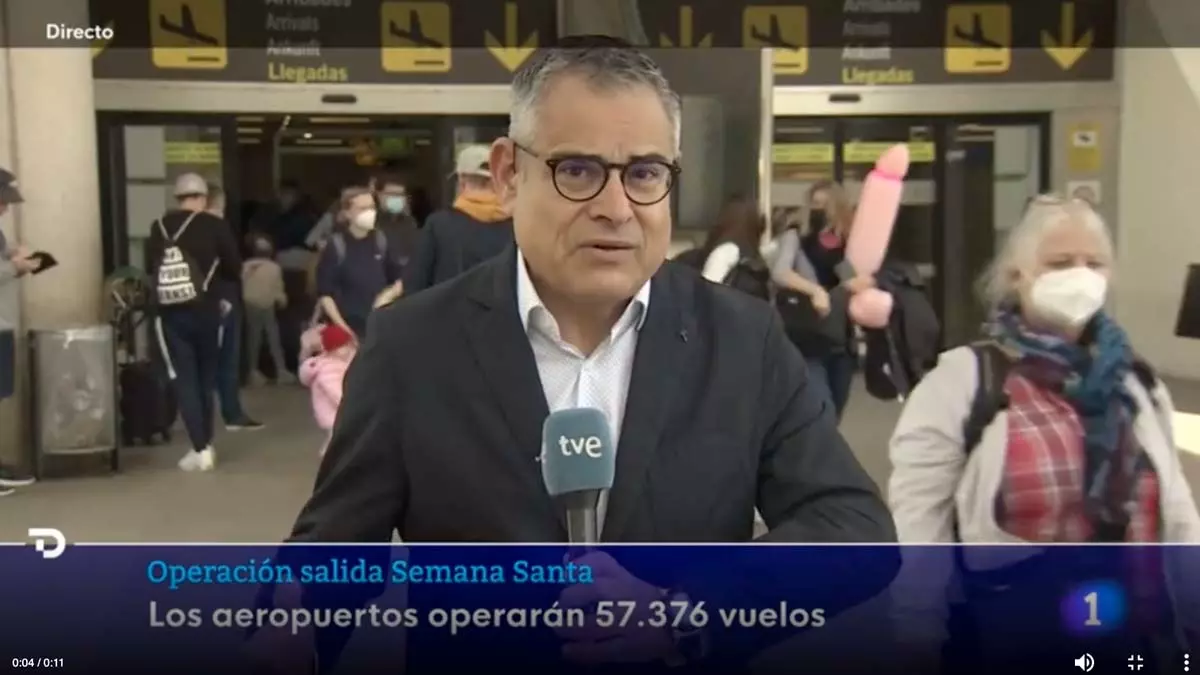 da Espanha. A cena viralizou nas redes sociais depois que uma turista apareceu transitando com um pênis rosa inflável gigante.