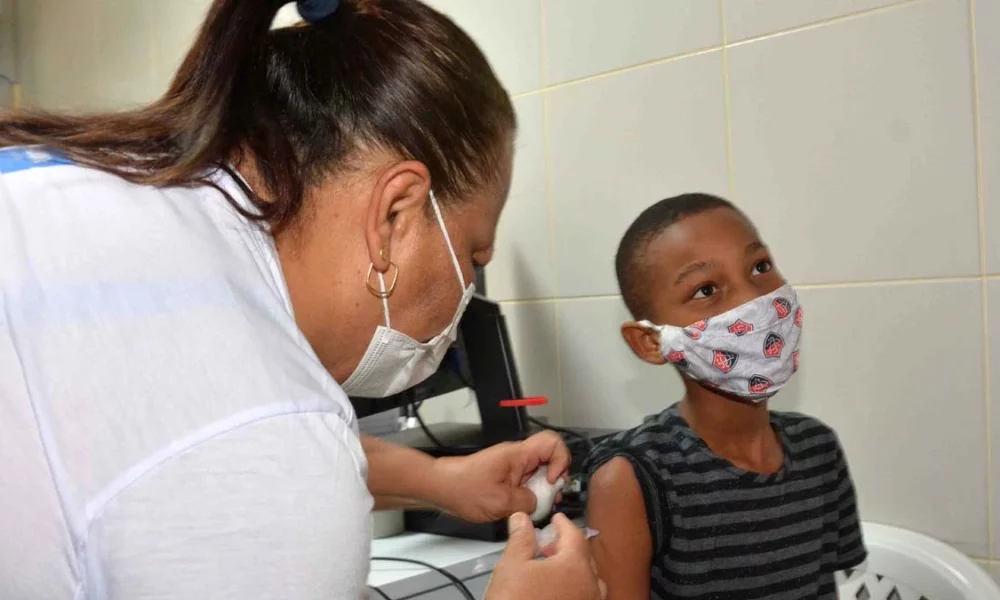 A vacinação contra a Covid-19 acontece nesta quinta-feira (28), das 8h às 16h, com a estratégia "Liberou Geral" para aplicação da 1ª dose em
