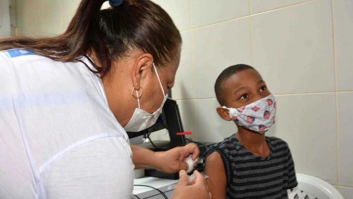 A vacinação contra a Covid-19 acontece nesta quinta-feira (28), das 8h às 16h, com a estratégia "Liberou Geral" para aplicação da 1ª dose em