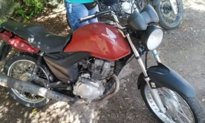 deteve um homem com uma moto roubada na manhã de hoje (30) em Pitangueiras, município de Lauro de Freitas.