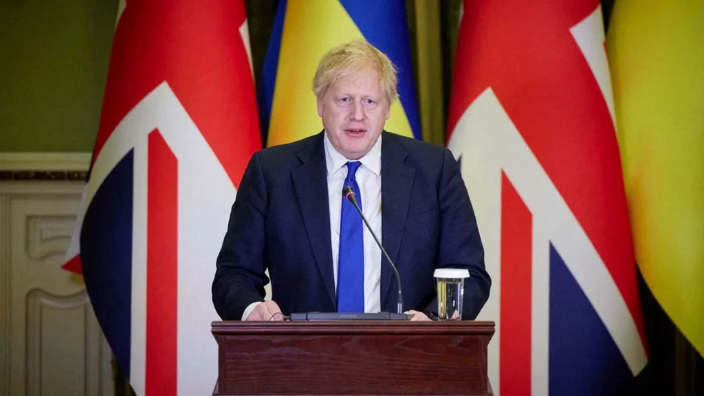 O primeiro-ministro Boris Johnson renunciará ao cargo ainda nesta quinta-feira (7). É o que afirma a imprensa britânica. A Sky, a BBC e o The Guardian informam que Johnson concordou em renunciar, o que dará fim a uma crise sem precedentes, marcada por escândalos e acusações de que o primeiro-ministro não tenha mais capacidade de gerir o país.