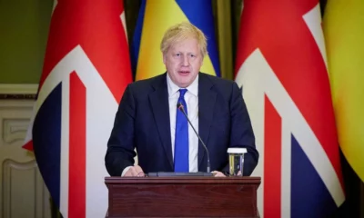 O primeiro-ministro Boris Johnson renunciará ao cargo ainda nesta quinta-feira (7). É o que afirma a imprensa britânica. A Sky, a BBC e o The Guardian informam que Johnson concordou em renunciar, o que dará fim a uma crise sem precedentes, marcada por escândalos e acusações de que o primeiro-ministro não tenha mais capacidade de gerir o país.