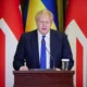 O primeiro-ministro Boris Johnson renunciará ao cargo ainda nesta quinta-feira (7). É o que afirma a imprensa britânica. A Sky, a BBC e o The Guardian informam que Johnson concordou em renunciar, o que dará fim a uma crise sem precedentes, marcada por escândalos e acusações de que o primeiro-ministro não tenha mais capacidade de gerir o país.