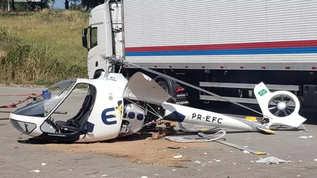 Um helicóptero caiu e colidiu com um caminhão-baú na manhã desta segunda-feira (11), em Contagem, na Região Metropolitana de Belo Horizonte. Segundo o Corpo de Bombeiros, as duas pessoas que estavam na aeronave, o piloto e o copiloto, foram socorridos conscientes.