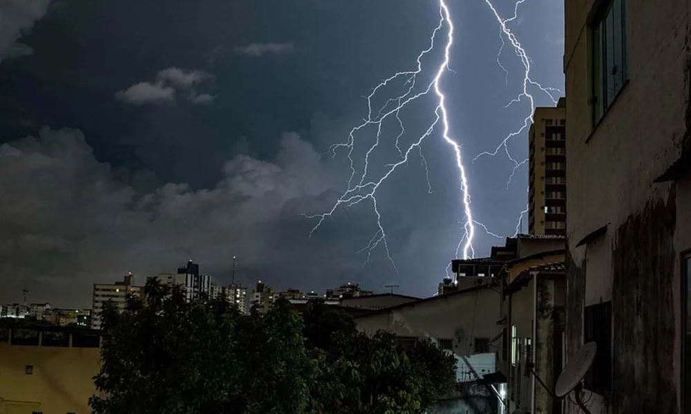 A Bahia registrou entre sexta-feira (15) e domingo (17), cerca de 73 mil raios, segundo dados do Climatempo que constam na base da distribuidora. A frente fria que se instalou no litoral da Bahia na última semana trouxe muita chuva e elevou a incidência de descargas atmosféricas (raios).