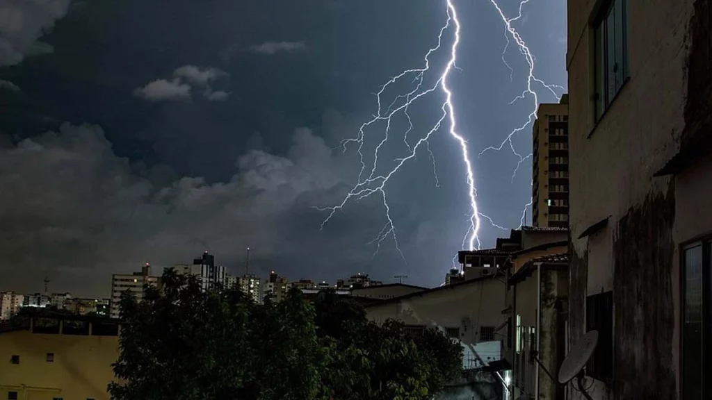 A Bahia registrou entre sexta-feira (15) e domingo (17), cerca de 73 mil raios, segundo dados do Climatempo que constam na base da distribuidora. A frente fria que se instalou no litoral da Bahia na última semana trouxe muita chuva e elevou a incidência de descargas atmosféricas (raios).