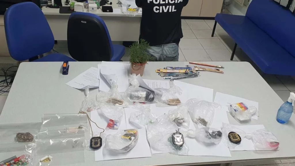 Treze passageiros de um ônibus de turismo foram conduzidos à Delegacia Territorial (DT) de Senhor do Bonfim, no sábado (9), após uma ação