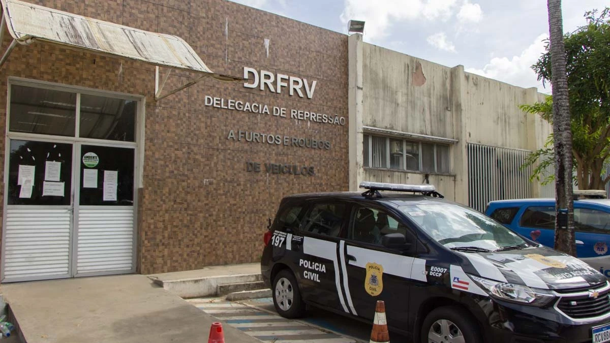 A Delegacia de Repressão a Furtos e Roubos de Veículos (DRFRV) cumpriu, nesta segunda-feira (11), o mandado de um homem