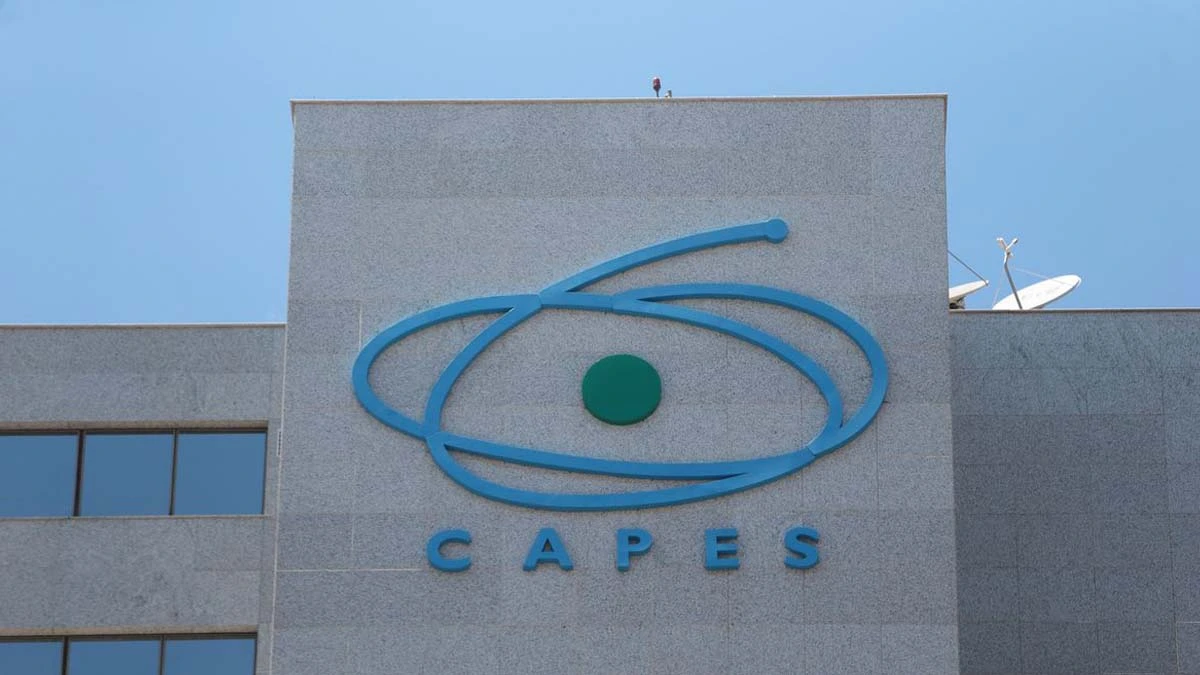 A Coordenação de Aperfeiçoamento de Pessoal de Nível Superior (Capes) divulgou edital com 131.102 vagas em cursos de graduação e especialização, voltadas, principalmente, para a formação de professores da educação básica por meio do Sistema Universidade Aberta do Brasil (UAB). Os números estão no resultado da seleção do Edital nº 09/2022, publicado no Diário Oficial da União.