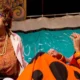 O Centro de Artes e Esportes Unificados (CEU) de Valéria será palco do encerramento do Verão Patife nesta sexta-feira (8), às 19h. Promovida pela Companhia Baiana de Patifaria, a atividade envolve a apresentação do espetáculo “Fanta & Pandora”, com os atores Lelo Filho, Rodrigo Villa e Marcos Barretto, e uma conversa com a plateia logo em seguida. A atração é parte integrante do Diversão de Verão, da Fundação Gregório de Mattos (FGM).