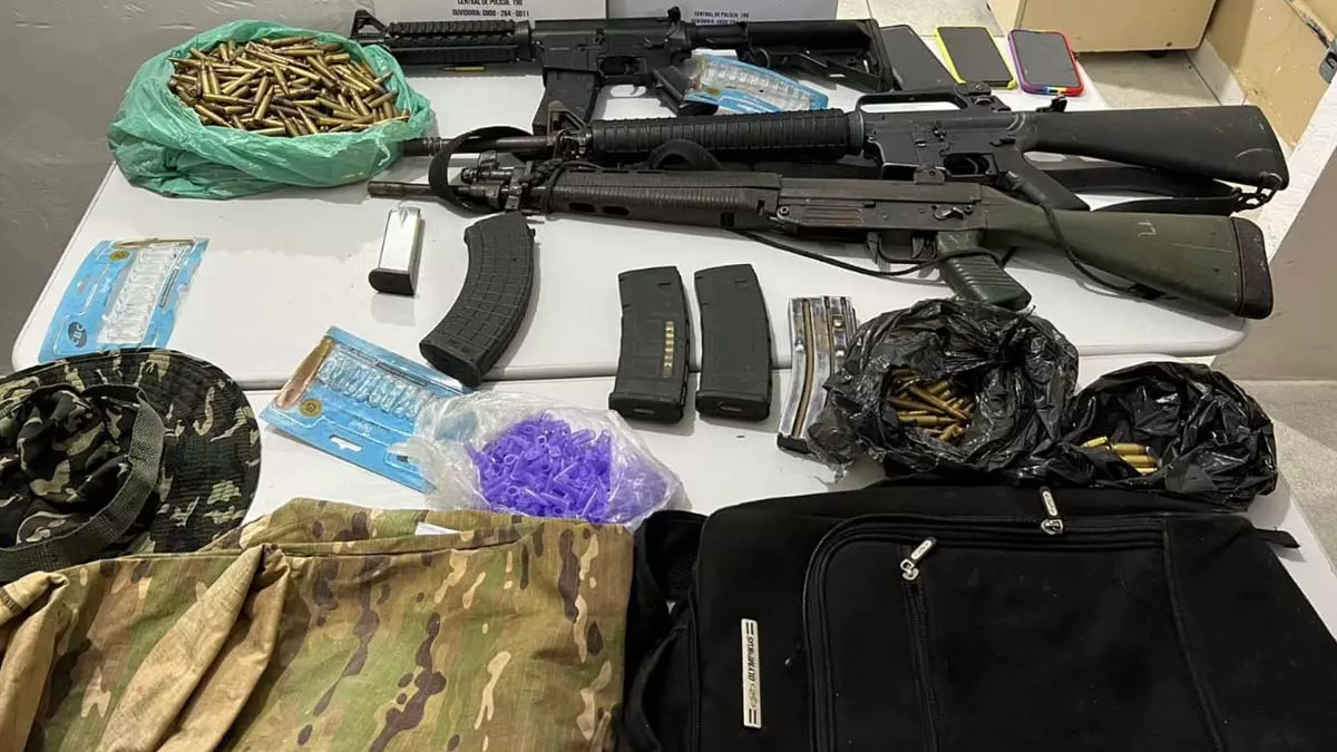 Operações Policiais Especiais (Bope) apreenderam dois fuzis, mais de mil munições e uma arma falsa na noite desta terça-feira (19),