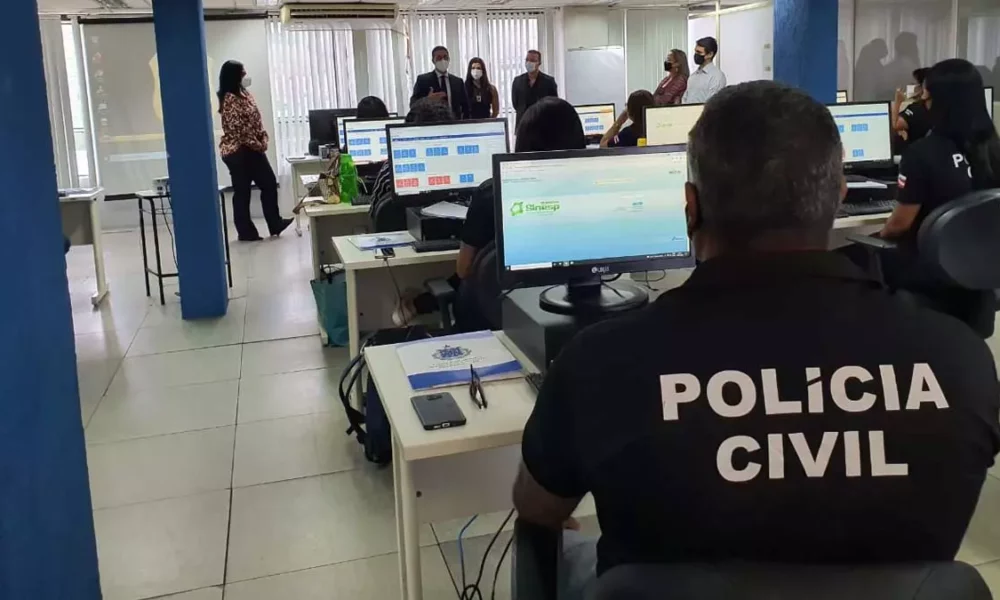 Oficial do Estado (DOE), edição desta quinta-feira (21), o edital de abertura de inscrições para mil vagas efetivas na Polícia Civil da Bahia