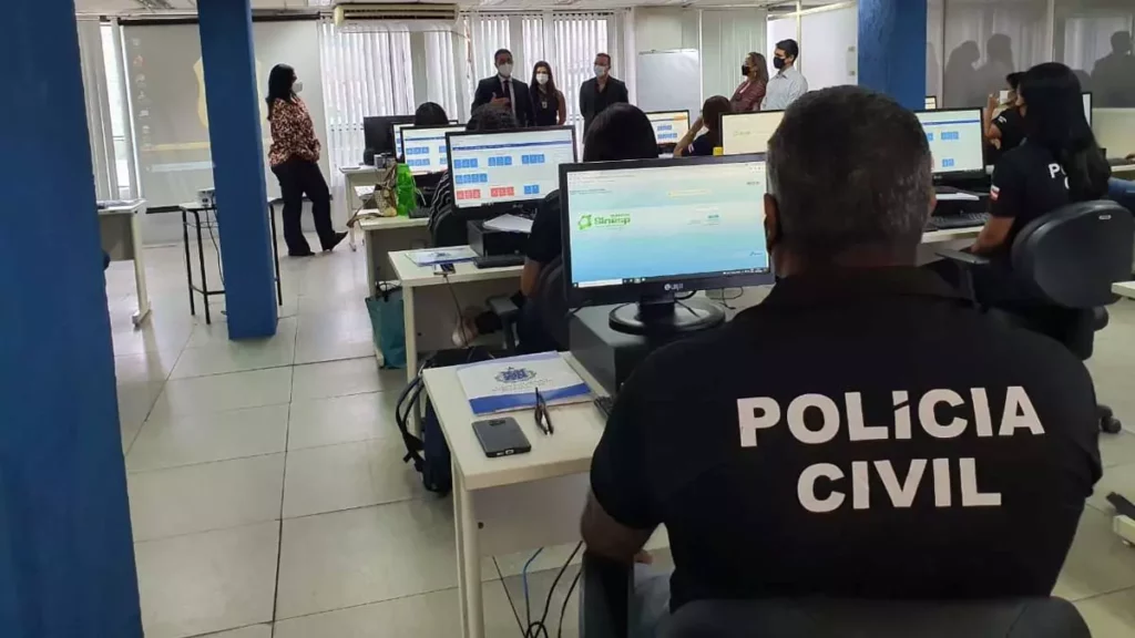 Oficial do Estado (DOE), edição desta quinta-feira (21), o edital de abertura de inscrições para mil vagas efetivas na Polícia Civil da Bahia