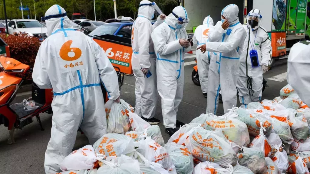 Xangai colocou todos os seus 26 milhões de habitantes em quarentena na maior imposição de restrições em toda a cidade da China desde o