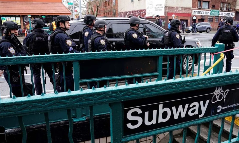 Um atirador usando uma máscara de gás encheu um vagão lotado do metrô de Nova York com uma espessa fumaça preta de uma lata e