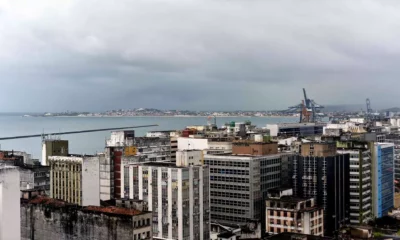 A Defesa Civil de Salvador (Codesal) informa que, neste sábado (23) e domingo (24) a previsão é de céu nublado a parcialmente nublado
