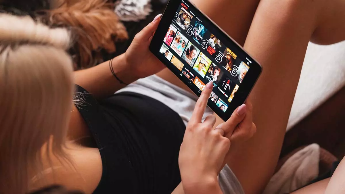 As ações da Netflix perderam mais de 35% de seu valor em Nova York na manhã desta quarta-feira (20), depois que a gigante do streaming