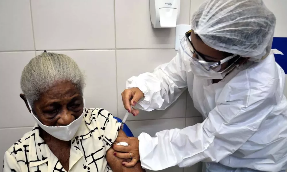a Secretaria Municipal da Saúde (SMS) reduz a faixa etária dos idosos de 69 para 65 anos aptos a receber a 4ª dose da vacina contra