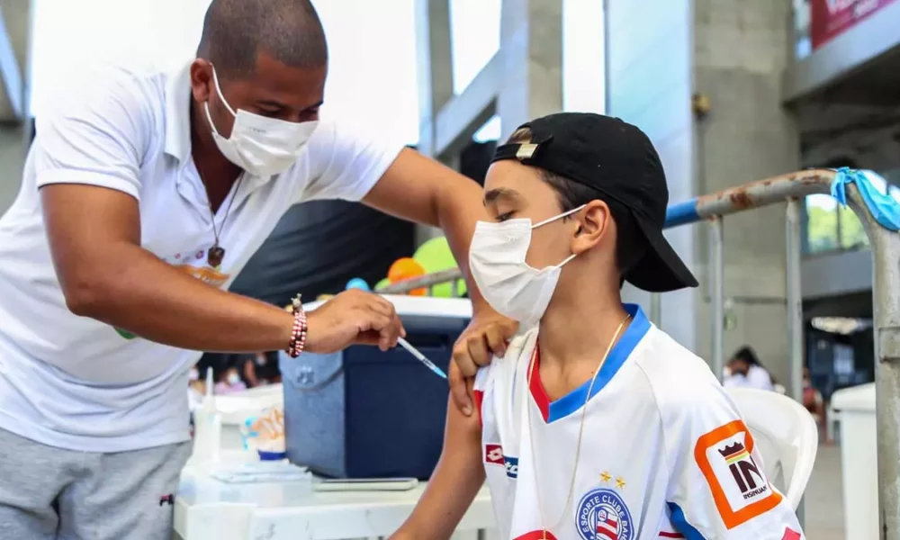 A vacinação contra a Covid-19 será retomada nesta segunda-feira (2) em Salvador, com aplicação da 1ª dose em pessoas com 12 anos ou