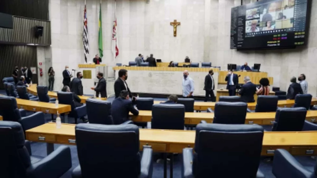A Sessão da Comissão Parlamentar de Inquérito (CPI) que investiga as empresas de aplicativo na Câmara Municipal de São Paulo foi interrompida temporariamente nesta terça-feira (3) após o microfone do vereador Camilo Cristófaro (PSB) ter vazado no plenário dizendo uma frase racista.