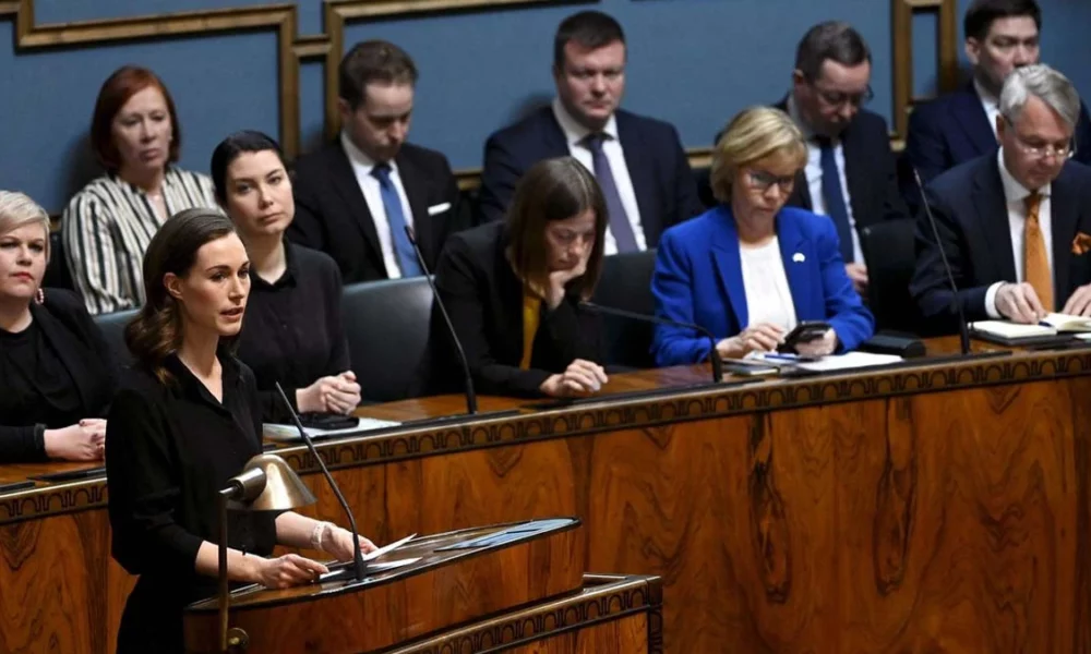 O Parlamento da Finlândia aprovou nesta terça-feira (17), uma proposta para solicitar a adesão do país à aliança militar ocidental Organização do Tratado do Atlântico Norte (Otan) em uma mudança política histórica provocada pela invasão da Ucrânia pela Rússia.