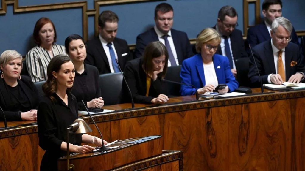 O Parlamento da Finlândia aprovou nesta terça-feira (17), uma proposta para solicitar a adesão do país à aliança militar ocidental Organização do Tratado do Atlântico Norte (Otan) em uma mudança política histórica provocada pela invasão da Ucrânia pela Rússia.
