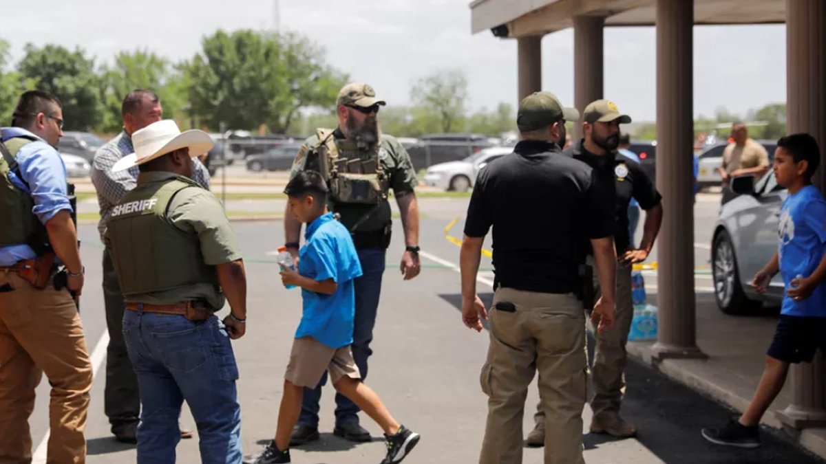 Um tiroteio em uma escola de ensino fundamental no Texas, Estados Unidos, deixou ao menos 15 mortos nesta terça-feira (24). A informação é do governador do estado Greg Abbott durante entrevista coletiva.