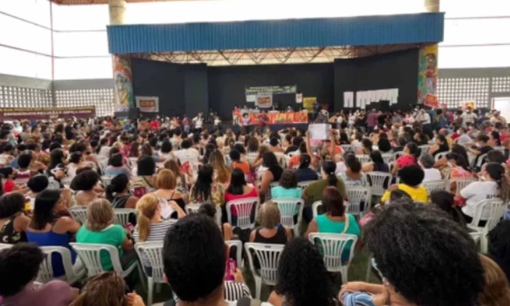 Após 12 dias de paralisação dos professores municipais, os profissionais de educação decidiram nesta terça-feira (31) encerrar a greve após negociação com a Prefeitura de Salvador. Com isso, as aulas retornam nesta quarta-feira (1º).