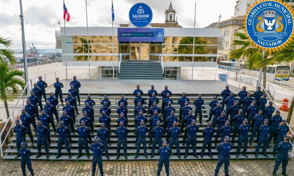 A lei que institui o Plano de Cargos e Vencimentos da Guarda Municipal de Salvador foi sancionada pelo prefeito Bruno Reis nesta sexta-feira (20). A iniciativa ocorre três dias após o Executivo municipal receber a matéria aprovada da Câmara de Vereadores, e é considerada o maior avanço na política de valorização dos agentes do órgão.