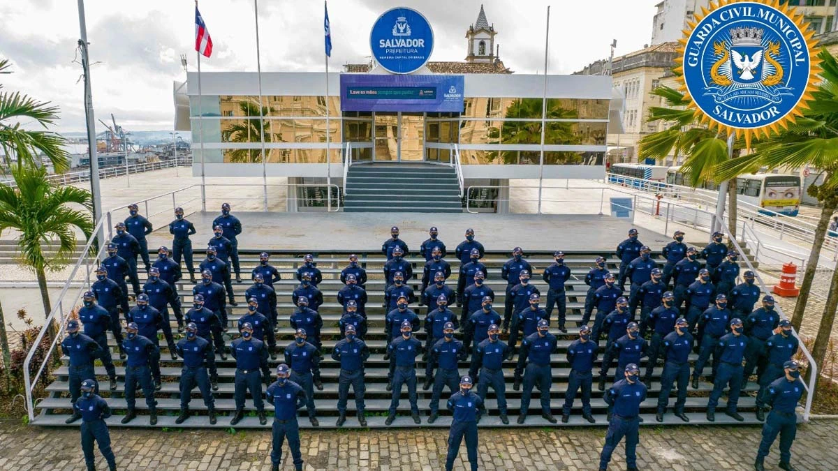 A lei que institui o Plano de Cargos e Vencimentos da Guarda Municipal de Salvador foi sancionada pelo prefeito Bruno Reis nesta sexta-feira (20). A iniciativa ocorre três dias após o Executivo municipal receber a matéria aprovada da Câmara de Vereadores, e é considerada o maior avanço na política de valorização dos agentes do órgão.