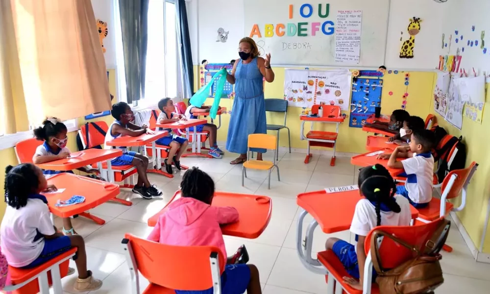 A Prefeitura de Salvador informa que todas as escolas municipais vão funcionar nesta segunda-feira (30) e orientou que os pais levem