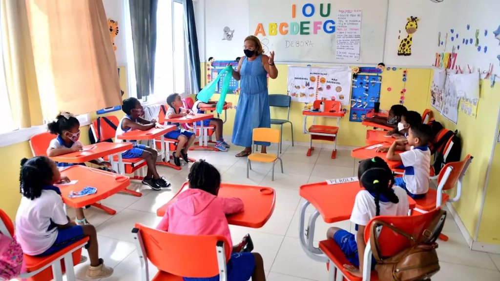 A Prefeitura de Salvador informa que todas as escolas municipais vão funcionar nesta segunda-feira (30) e orientou que os pais levem
