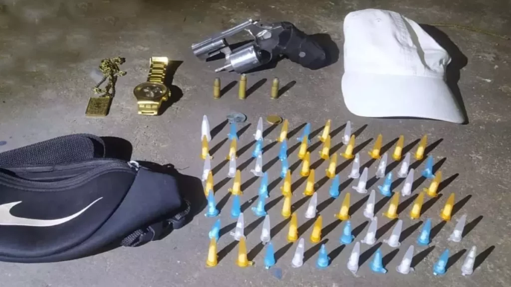 Policiais militares da 26ª CIPM prenderam um homem com 67 pinos de cocaína guardados em uma pochete e um revólver calibre 38,