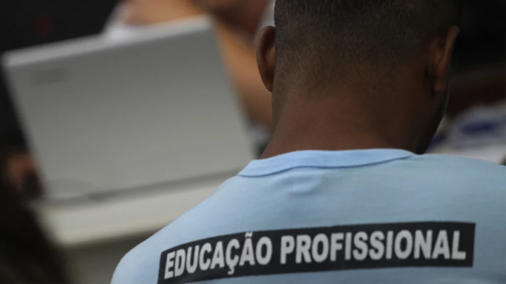 Os estudantes e egressos do Ensino Médio ou dos cursos técnicos de nível médio da rede estadual de ensino têm uma nova oportunidade para fazer um dos 43 cursos de qualificação profissional ofertados pelo programa Educar para Trabalhar. As inscrições foram prorrogadas até o dia 23 de maio e devem ser feitas, exclusivamente, pelo Portal da Educação. As vagas são gratuitas e as aulas são realizadas on-line, na modalidade Educação a Distância (EAD).
