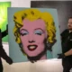 A imagem do artista pop Andy Warhol de Marilyn Monroe, um de seus retratos mais conhecidos, quebrou recordes depois de ser vendida por US$ 195