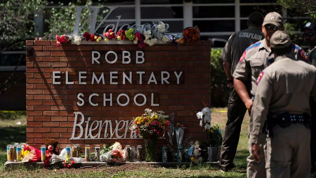 do campus na quinta-feira (26), quando o marido de uma das professoras assassinadas morreu de ataque cardíaco.