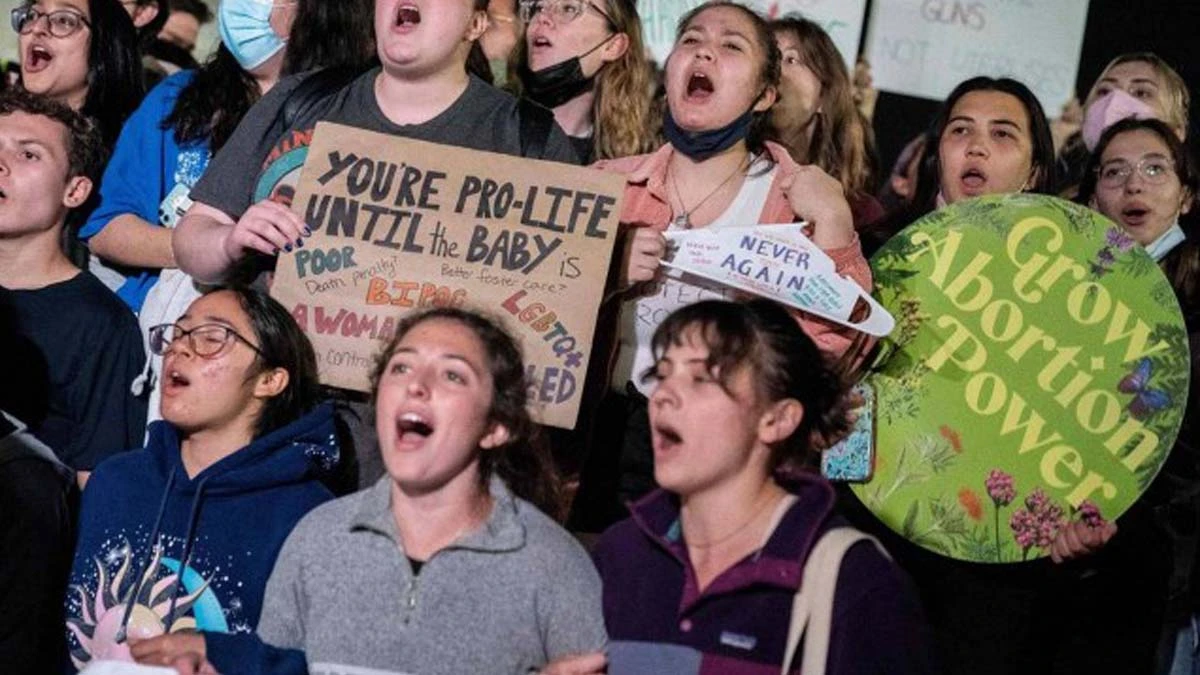O vazamento da primeira versão do voto do ministro Samuel Alito, relator de um caso antiaborto do estado de Mississippi, na segunda-feira (2), indica que a Suprema Corte dos Estados Unidos deve anular o precedente estabelecido em Roe v. Wade, em 1973, que legalizou o aborto em todo o país.
