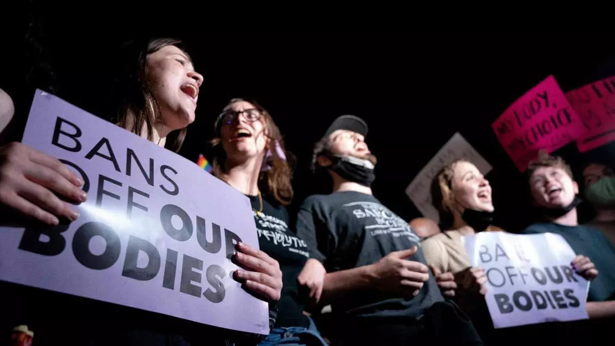 Os defensores do direito ao aborto reagiram com indignação ao vazamento na noite de segunda-feira (2) de uma decisão da Suprema Corte
