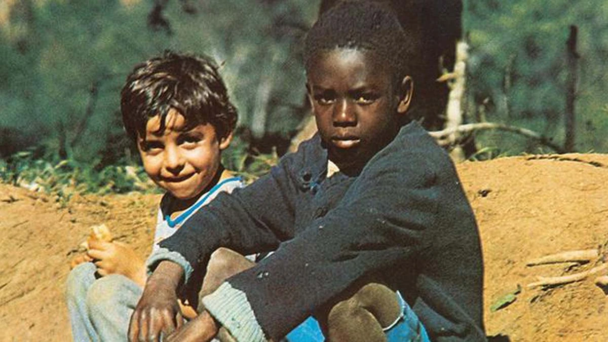 A discografia 'Clube da esquina', de Milton Nascimento e Lô Borges, lançado em 1972, foi selecionado como o melhor álbum brasileiro já lançado. Logo em seguida, ‘Acabou Chorare’, do grupo Novos Baianos foi escolhido para a segunda melhor obra discográfica nacional.