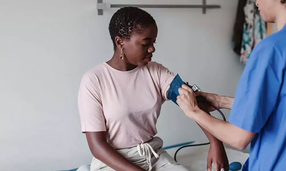 retrata a realidade de 27,3% das mulheres brasileiras. Mais prevalente no público feminino, a pressão alta também afeta os homens,