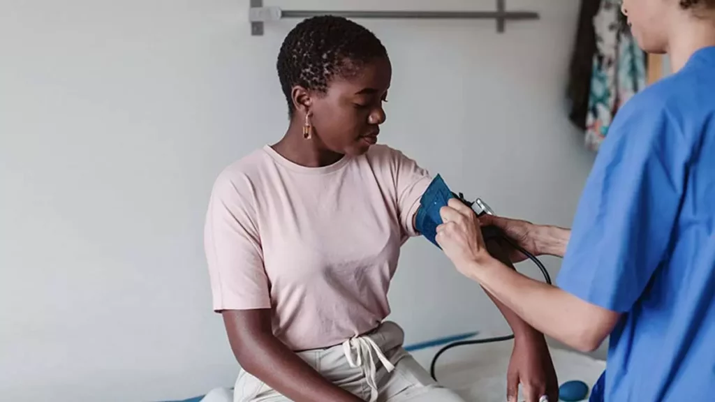 retrata a realidade de 27,3% das mulheres brasileiras. Mais prevalente no público feminino, a pressão alta também afeta os homens,