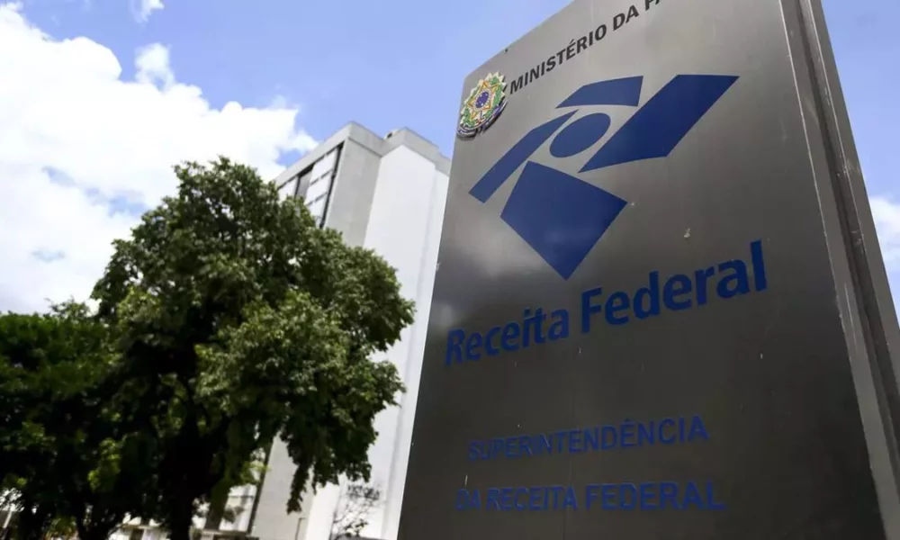 A Receita Federal disponibiliza, a partir das 10h desta terça-feira (24), a consulta ao primeiro lote de restituição do Imposto de Renda