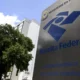 A Receita Federal disponibiliza, a partir das 10h desta terça-feira (24), a consulta ao primeiro lote de restituição do Imposto de Renda