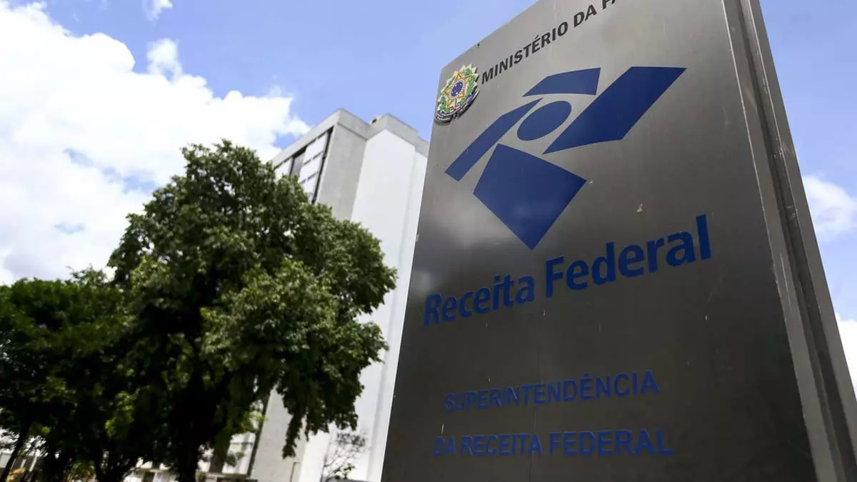 A Receita Federal disponibiliza, a partir das 10h desta terça-feira (24), a consulta ao primeiro lote de restituição do Imposto de Renda