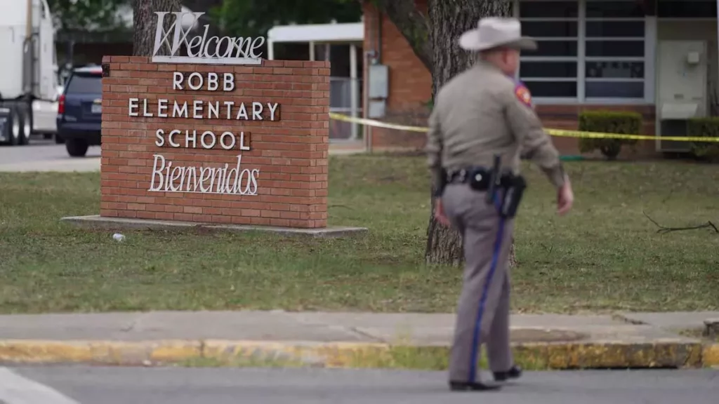 Pelo menos 19 jovens estudantes e dois adultos foram mortos em um tiroteio em massa em uma escola primária em Uvalde, no Texas,