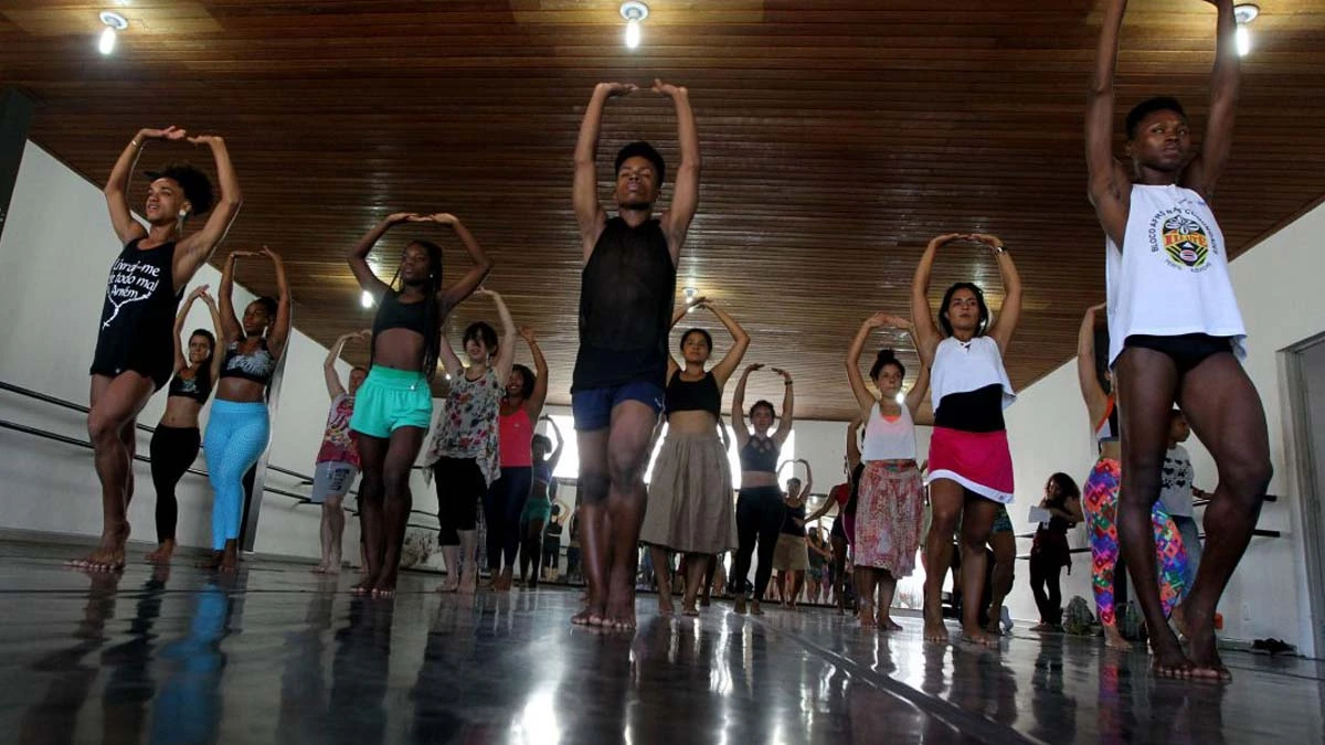 Estão abertas as inscrições para os Cursos Livres em Dança promovidos pelo Centro de Formação em Artes da Fundação Cultural do Estado da Bahia (Funceb). São 420 vagas disponíveis em 14 modalidades. Pessoas interessadas devem comparecer ao local no dia e horário da aula de interesse e realizar a matrícula diretamente com o professor.
