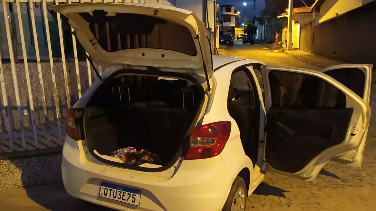 Um carro com restrição de roubo foi apreendido no sábado (21), no bairro Nova Brasília, durante a Operação SAJ Forte, deflagrada