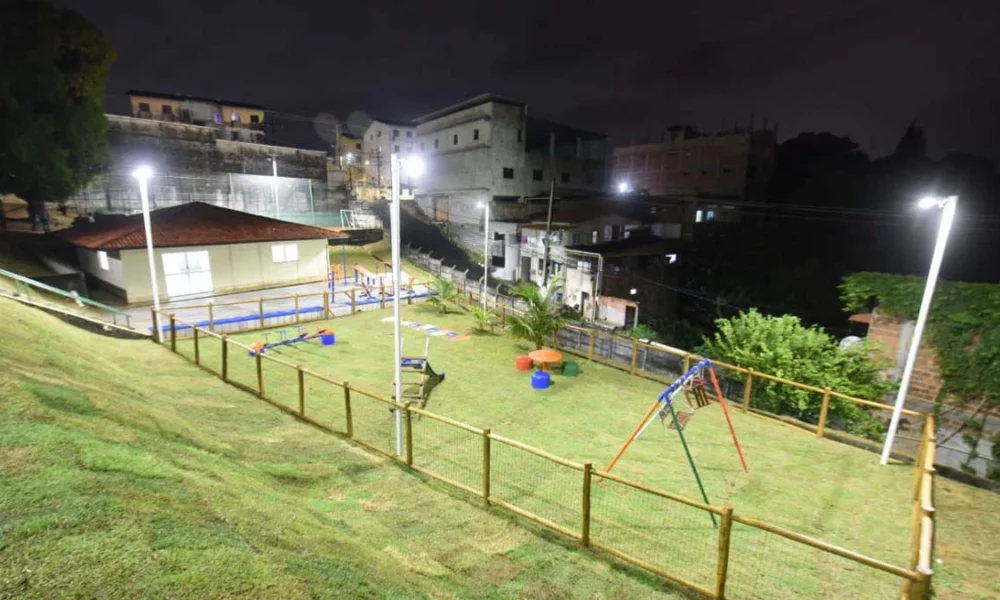 A prefeitura de Salvador entregou na segunda-feira (23) a instalação de novas praças dos condomínios das Hortênsias e das Orquídeas à comunidade e um serviço de modernização da iluminação, com tecnologia em LED no Jardim Nova Esperança.