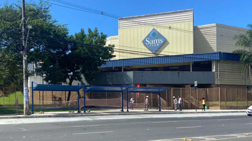 Os usuários do transporte coletivo devem ficar atentos à mudança de um ponto de ônibus na Avenida ACM. A partir desta segunda-feira (16), a parada, que estava situada de forma provisória no canteiro central da via marginal, ao lado do Hiperposto, foi realocada de forma definitiva para as imediações do Sam’s Club. 