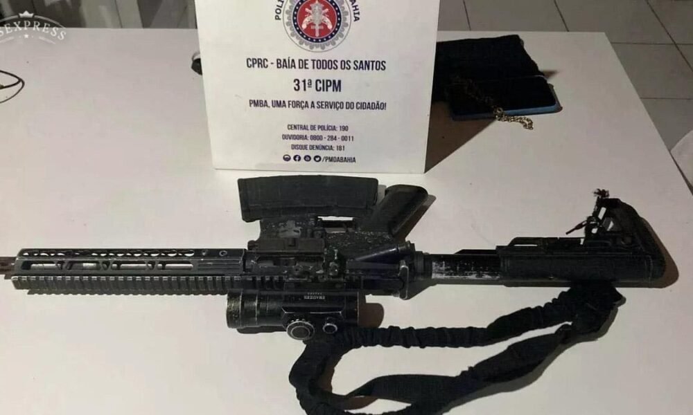 Policiais da 31ª Companhia Independente da Polícia Militar (CIPM) prenderam dois homens com um fuzil calibre 5.56 e